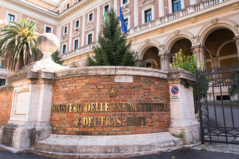 Moto sulle corsie di emergenza e divieto di sosta dimezzato. Le novità del Codice