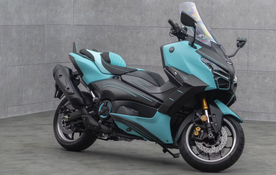 Yamaha TMax: spuntano le  ali, tanto carbonio e il logo che si illumina 
