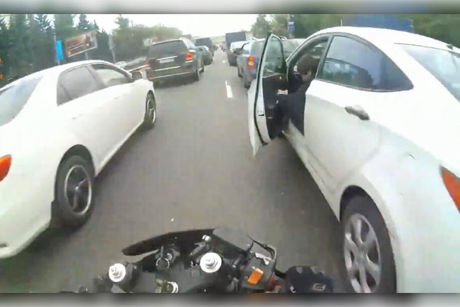 Sulle nuove BMW la portiera rifiuta di aprirsi se stai arrivando in moto