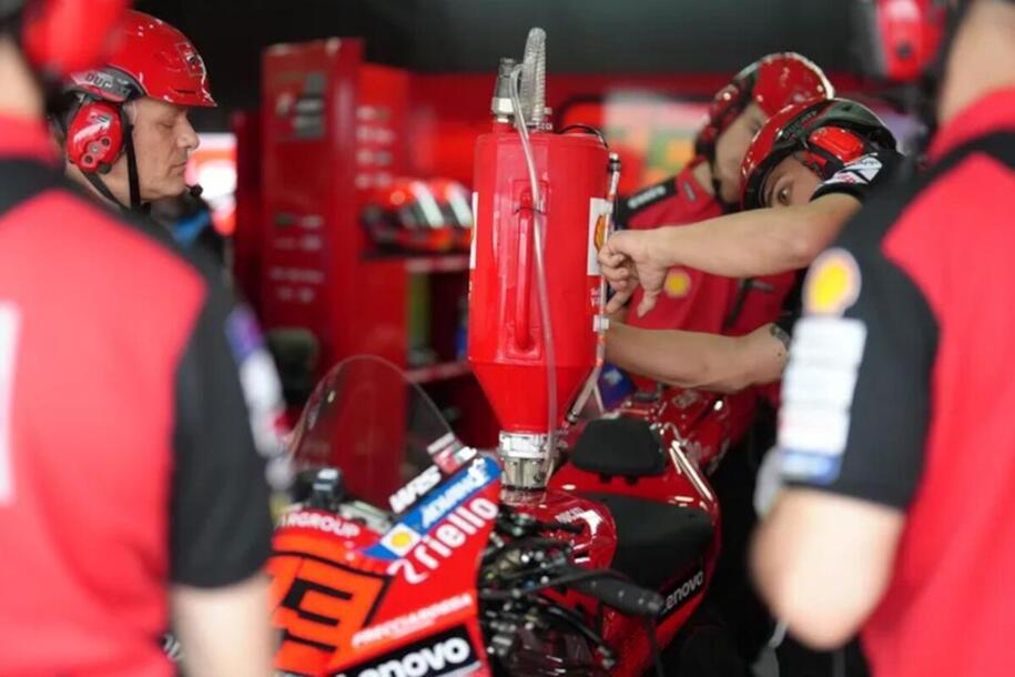MotoGP in bancarotta per la benzina green? Nel 2027 un litro costerà 86 euro