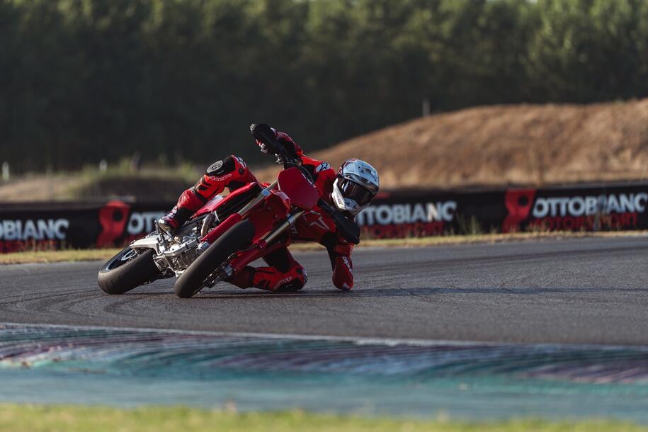 Ducati apre le danze: Desmo450 SM, la prima novità 2027 è di Borgo Panigale