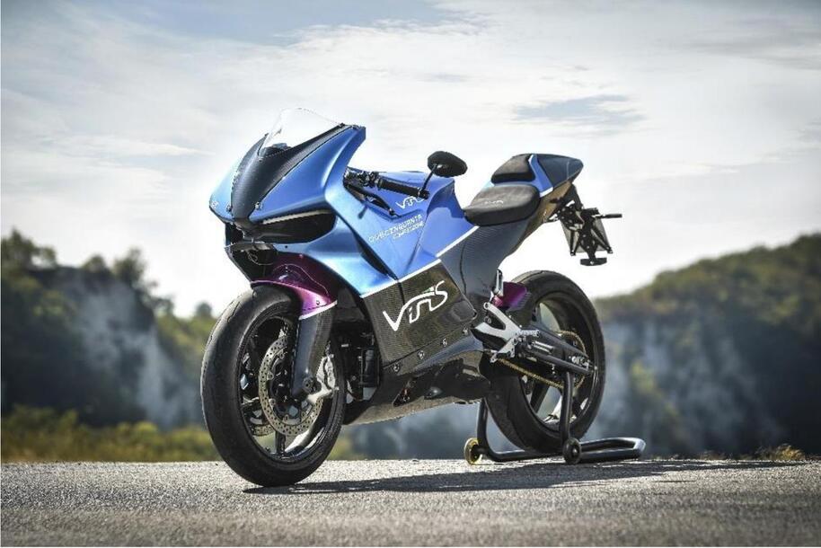 Le irriducibili del 2 tempi, 4 moto che volano nelle nuvole (azzurre...)