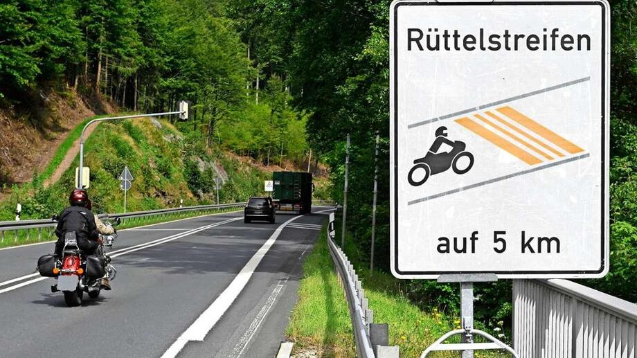 Le bande per rallentare il traffico fanno danni. In Germania vogliono eliminarle 