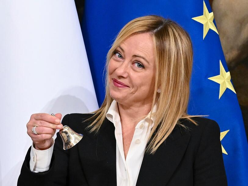 Giorgia invita gli italiani: "Sbizzarritevi con le targhe personalizzate!". Ma costa caro