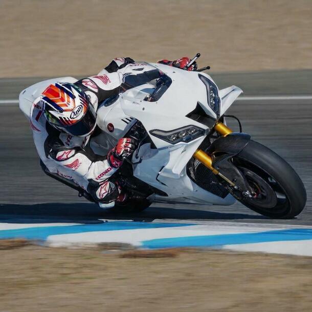 Honda CBR1000RR, sarà regina di EICMA 2026? Eccola in pista con Jonathan Rea