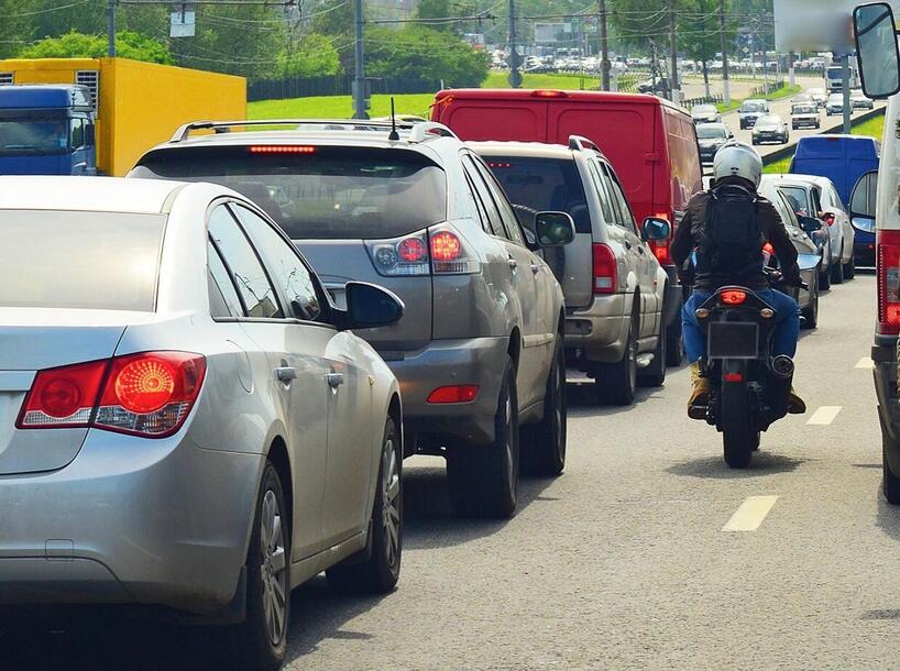Moto nel traffico: le auto in coda devono spostarsi. La novità del Codice della Strada