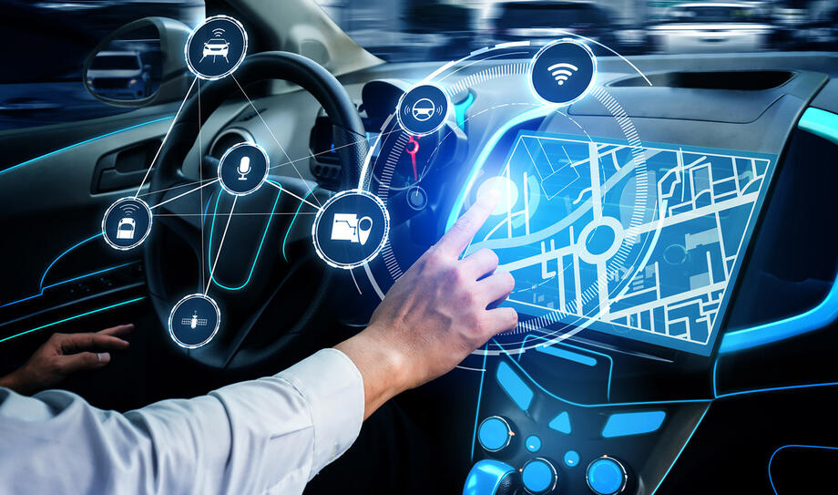 Le auto connesse spiano e vendono i nostri dati. Perché questo riguarda anche le moto?