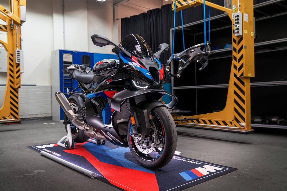 BMW M 1000 RR 2027, il nuovo telaio pesa 1,3 kg in meno