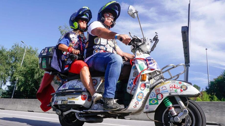 Muore  in sella alla Vespa come il marito, sognava di completare il loro viaggio