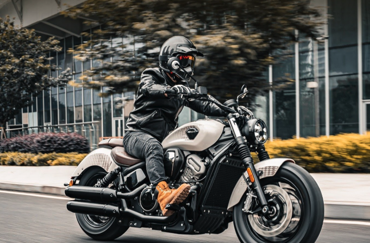 108 CV e motore V4: perché la nuova Benda Dark Flag 950 sta facendo parlare tutti