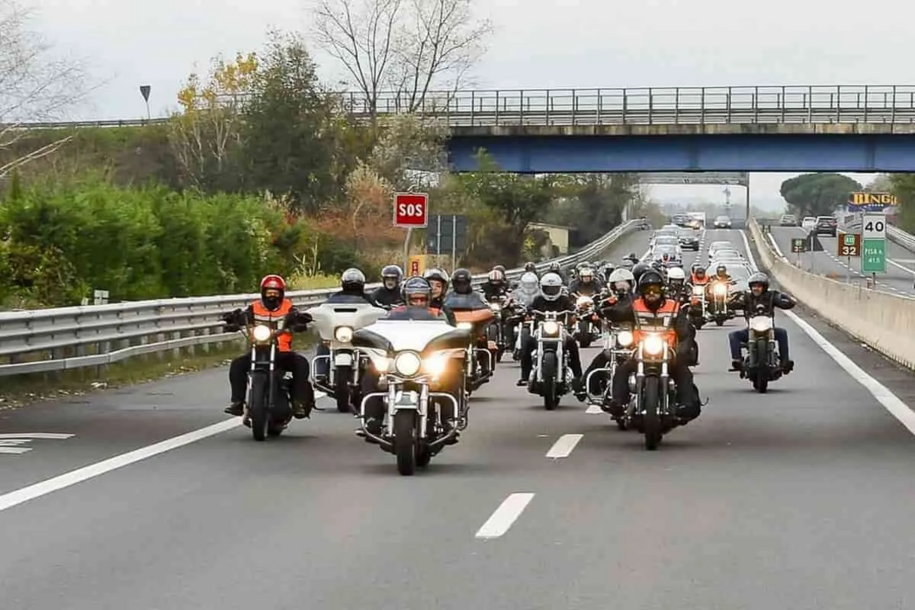 Nuovo Codice della strada: guanti e paraschiena obbligatori per le moto in autostrada