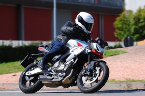 Prova Aprilia Tuono 457: la potenza è limitata, il divertimento no