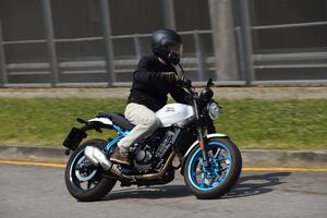 Prova Royal Enfield Guerrilla 450: single con allegria