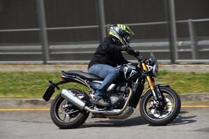 Prova Triumph Speed 400: compatta, divertente e con stile