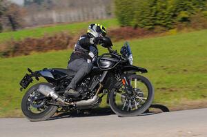 Royal Enfield Himalayan 450 Mana: andare ovunque, spendendo poco