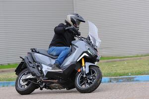 SYM ADX TG 400: motore al centro e fa tutto bene
