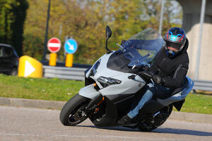 Prova Yamaha Tmax Tech Max, l'ultima evoluzione del re